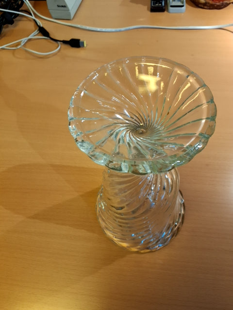 Glasvase med snoet mønster